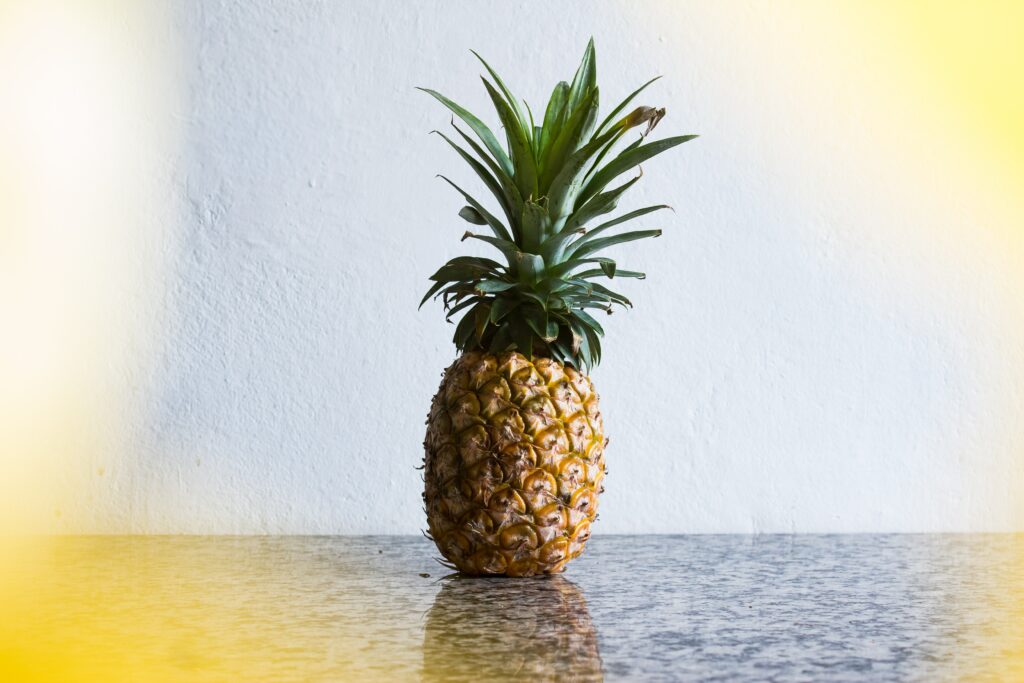 Eine Ananas auf hellem Hintergrund.